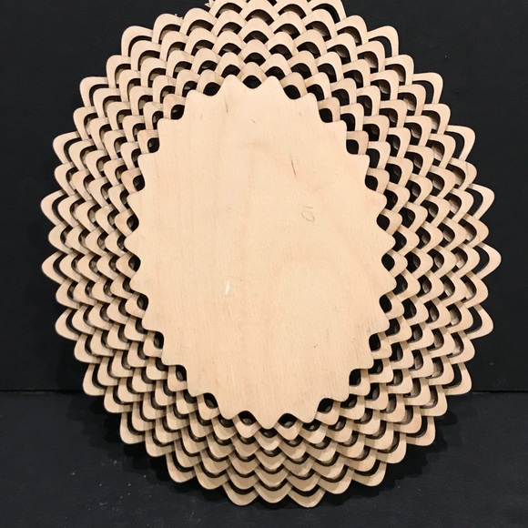 Romanian Wooden Lattice Basket handmade and painted fruit base. - Picture 4 of 6